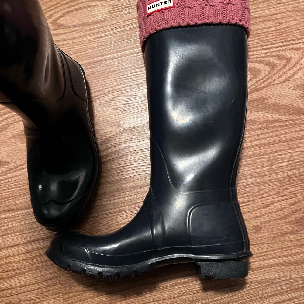 Hunter navy blue boots with pink sock inserts